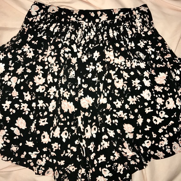 Super Soft Flowy Floral Shorts - Picture 4 of 4